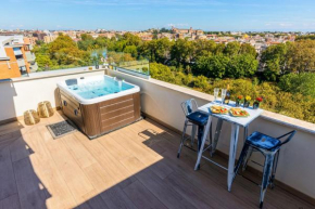Penthouse with a panoramic rooftop in Trastevere with seasonally Jacuzzi
